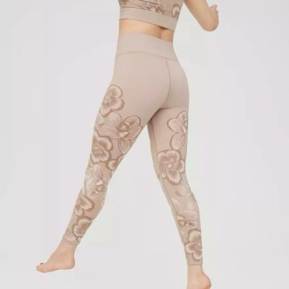AERIE offline 7/8 high rise seamless leggings 🤍 - Picture 1 of 9